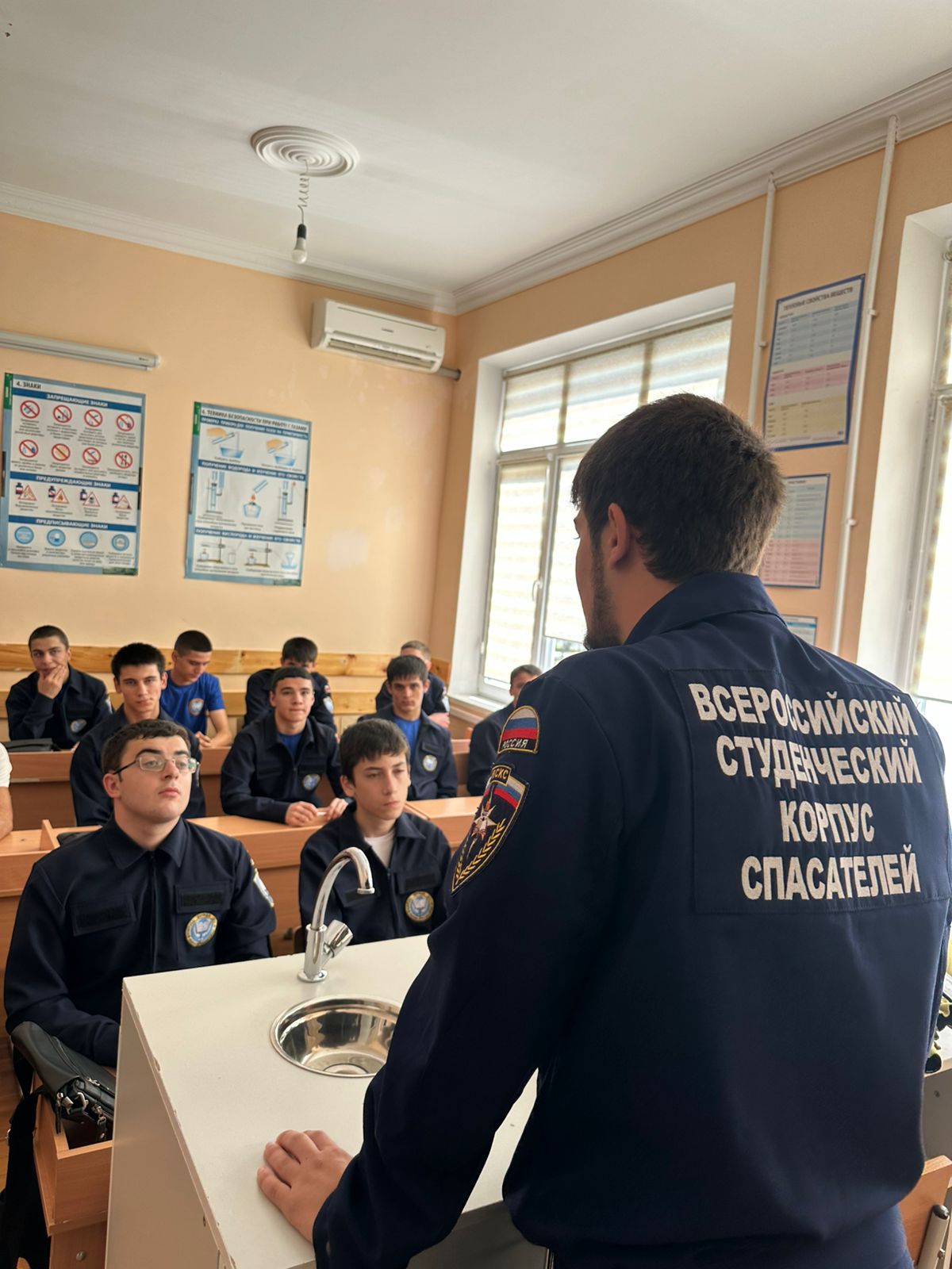 Активисты отряда ВСКС провели открытый урок для студентов 1-го курса