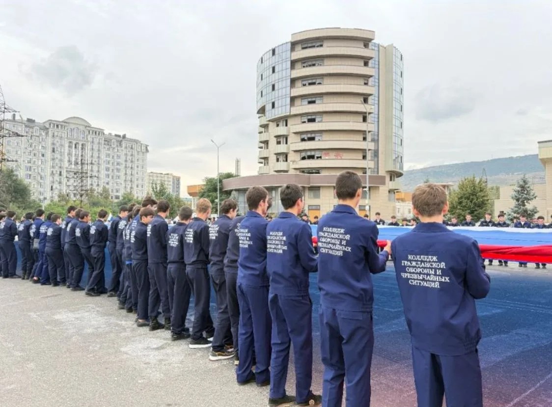 Акция по созданию самого большого флага России