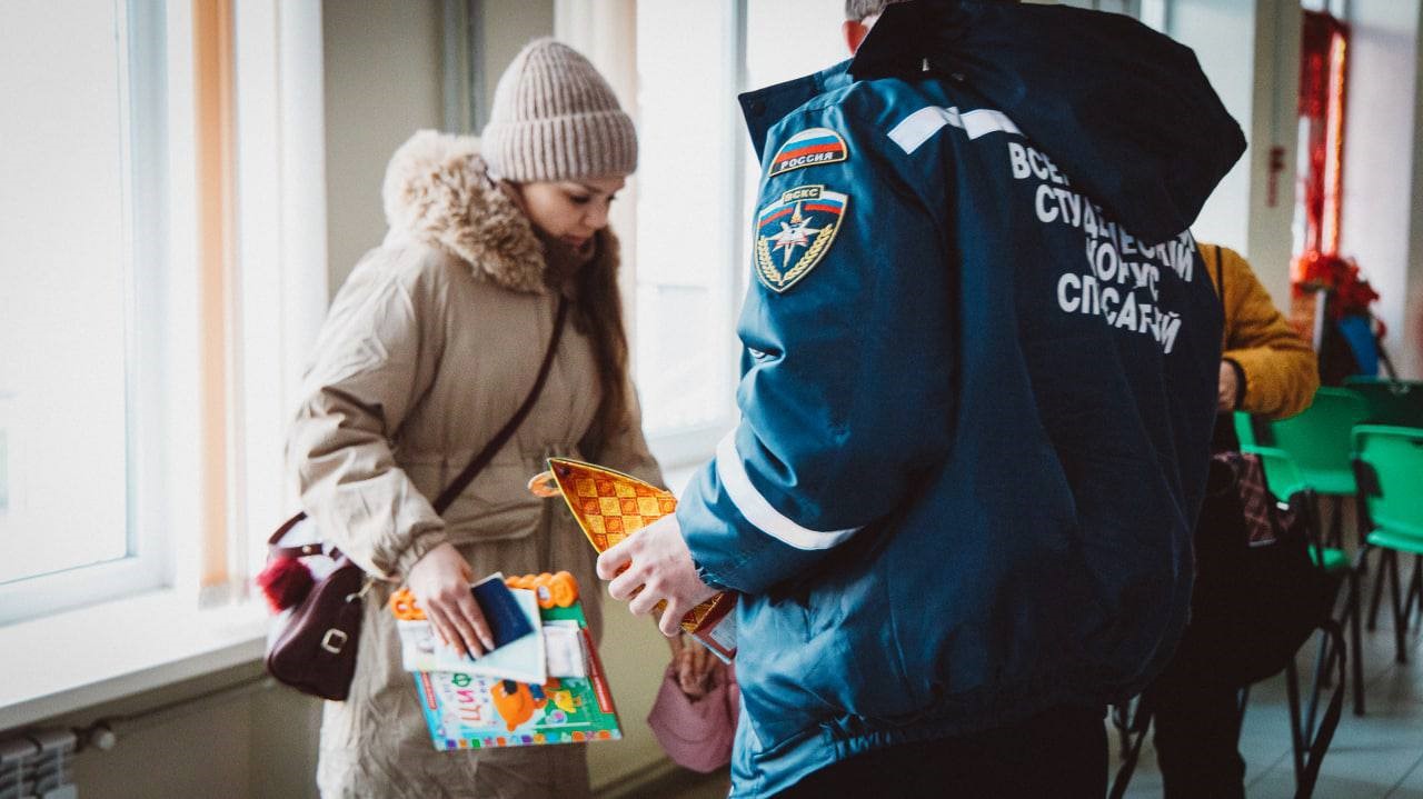 Добровольцы ВСКС доставили сладкие подарочные наборы в Волновахский район Донецкой Народной Республики