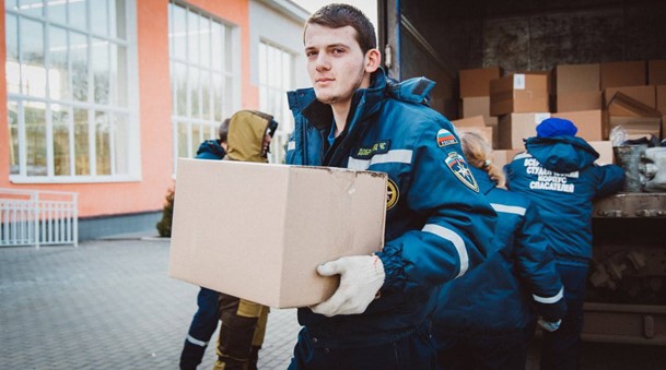 Добровольцы ВСКС доставили сладкие подарочные наборы в Волновахский район Донецкой Народной Республики