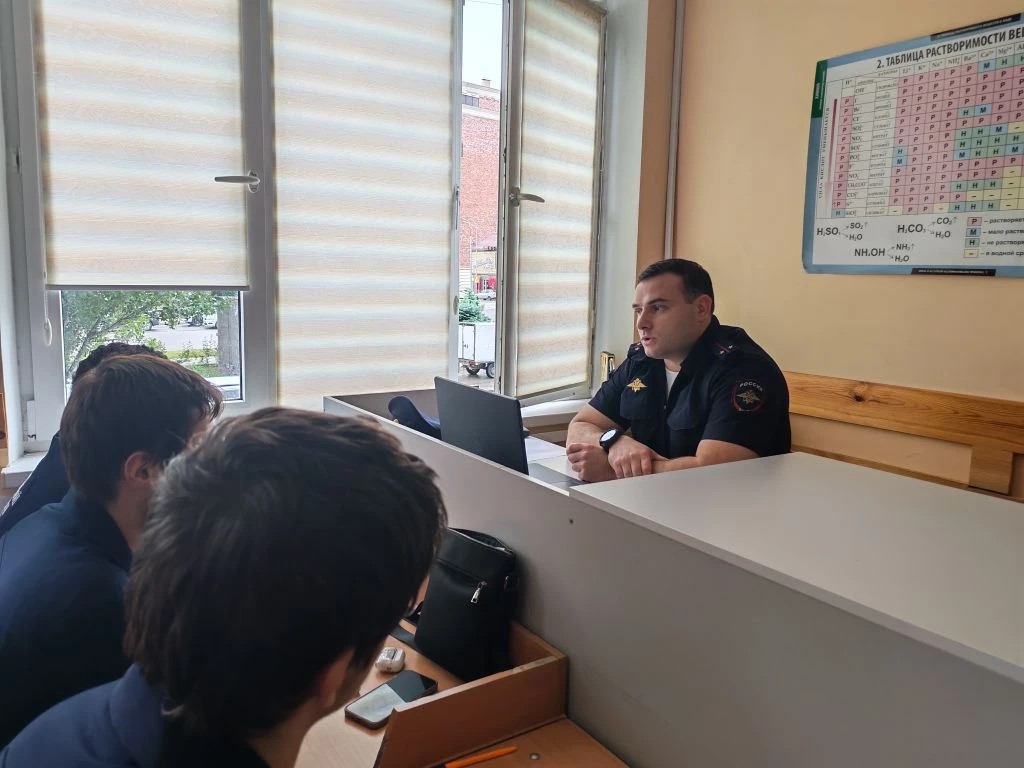 Профилактическая беседа инспектора по пропаганде БДД ОГИБДД по РД со студентами