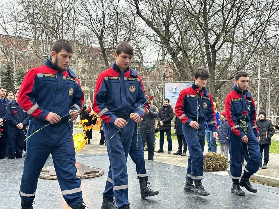 Церемония возложения цветов к памятнику Воину-Освободителю