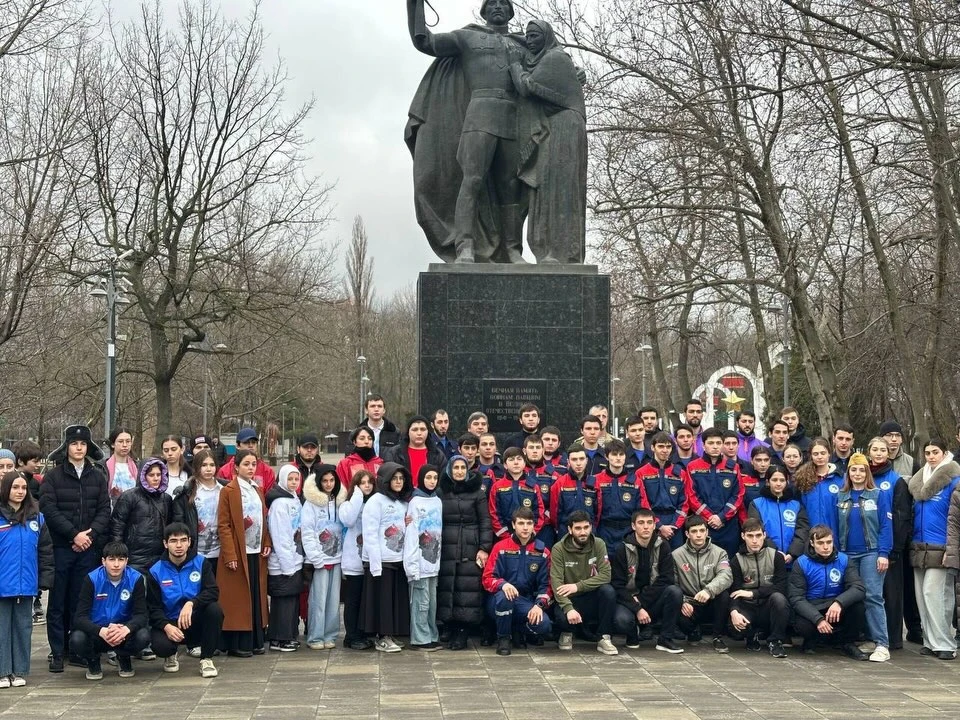 Церемония возложения цветов к памятнику Воину-Освободителю