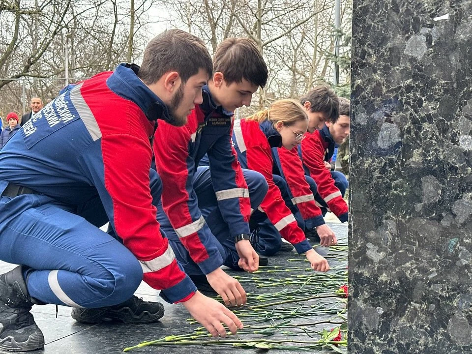 Церемония возложения цветов к памятнику Воину-Освободителю
