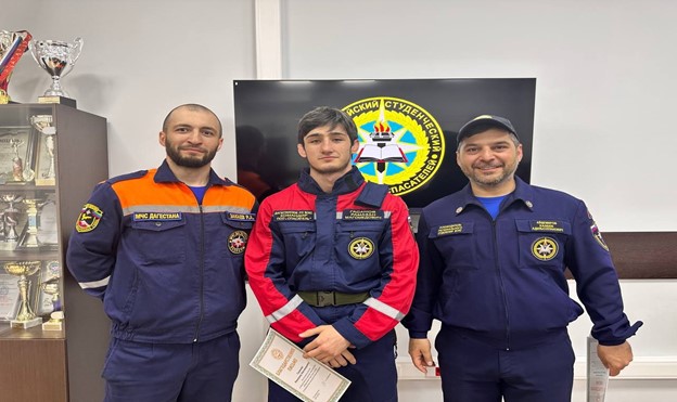 В честь 22 - летия Всероссийского студенческого корпуса спасателей прошло торжественное построение в здании Махачкалинской базовой поисково-спасательн...
