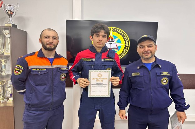 В честь 22 - летия Всероссийского студенческого корпуса спасателей прошло торжественное построение в здании Махачкалинской базовой поисково-спасательн...