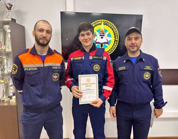 В честь 22 - летия Всероссийского студенческого корпуса спасателей прошло торжественное построение в здании Махачкалинской базовой поисково-спасательн...