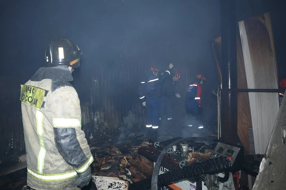 Возгорание мебельного цеха в пригороде Махачкалы