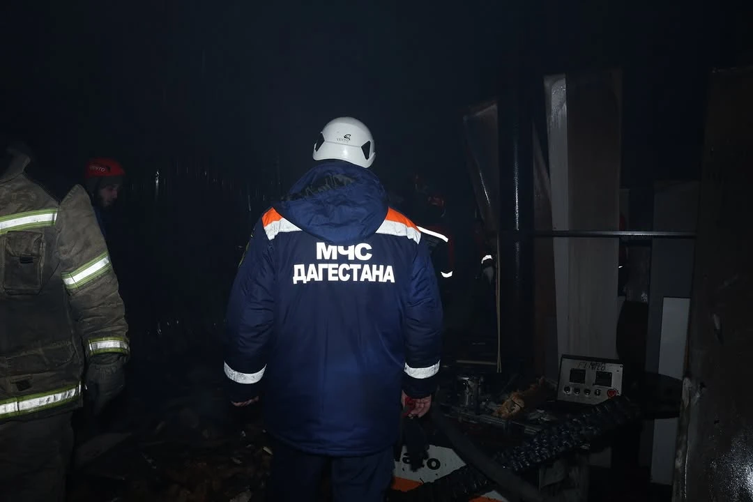 Возгорание мебельного цеха в пригороде Махачкалы